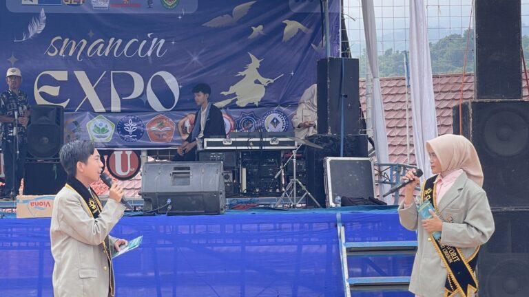 Hujan Tak Surutkan Semangat, UIN Siber Syekh Nurjati Cirebon Sapa Siswa SMAN 1 Ciniru
